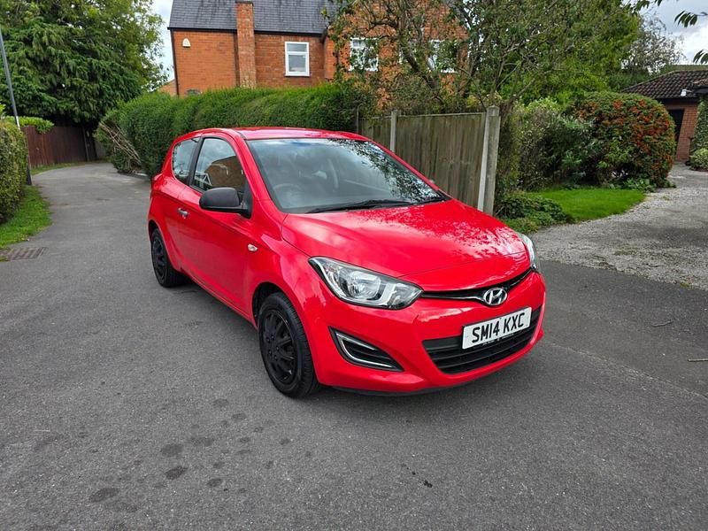 Red Used 2014 Hyundai i20 Classic Hatchback | £3,500 (Fair price) - Image 1/4