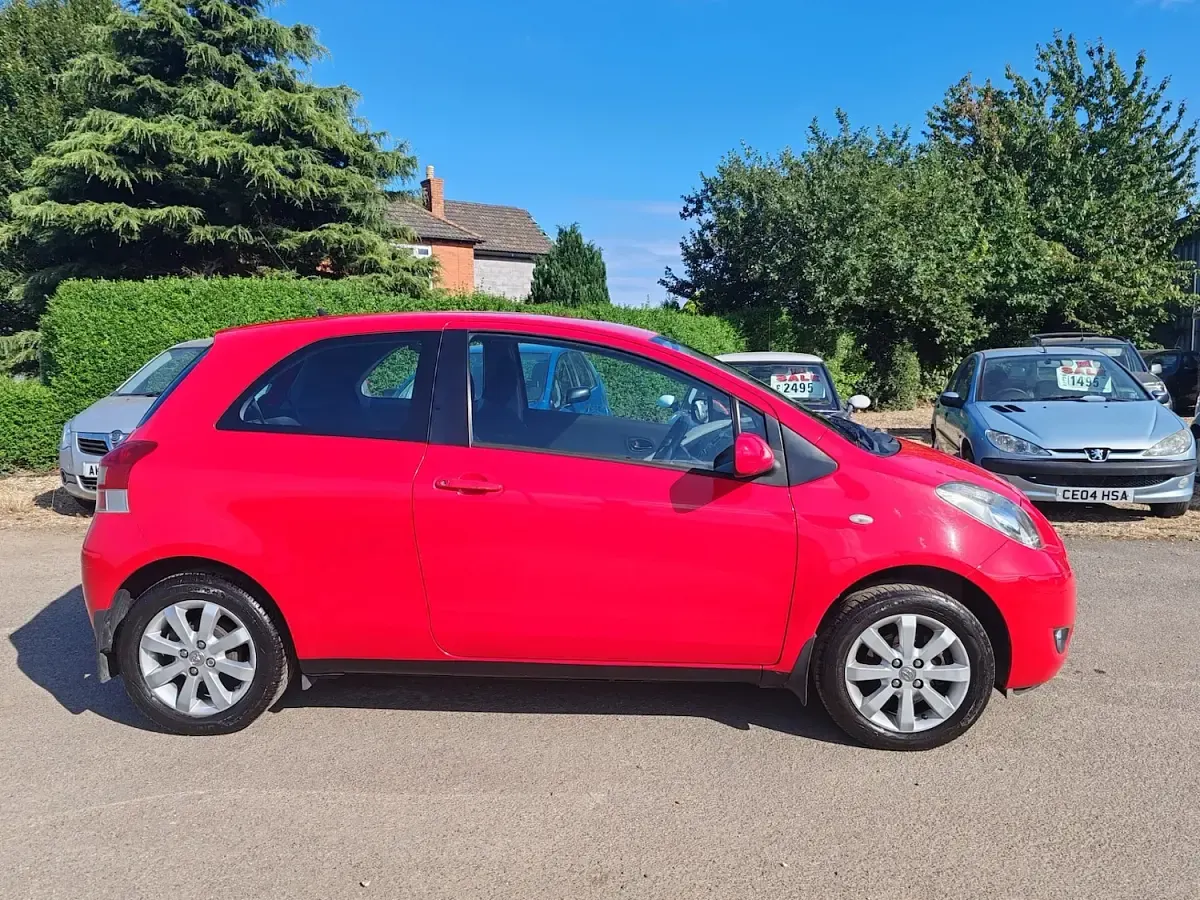 Used Toyota Yaris 69 HP (50 kW) 2011 Red Hatchback