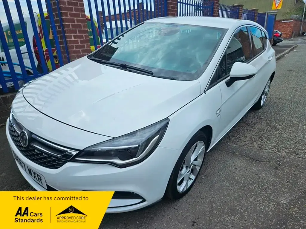 Used Vauxhall Astra SRi 2017 White Hatchback