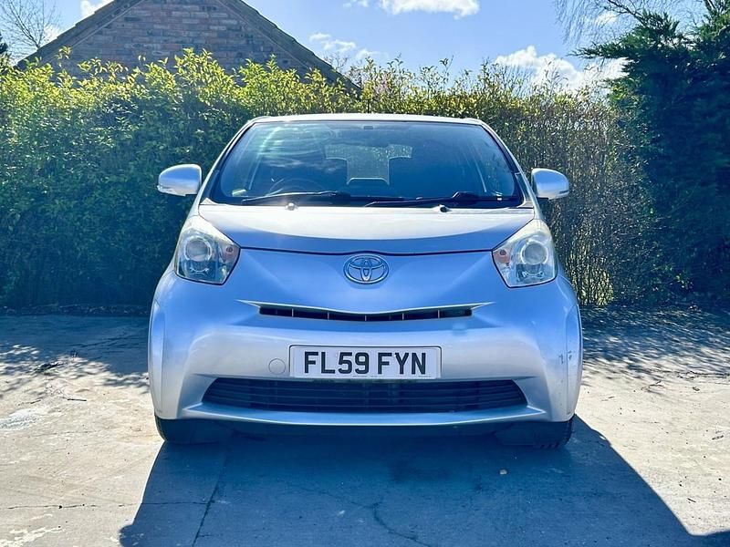 Usado Toyota iQ 68 HP (50 kW) 2009 Prateado Citadino