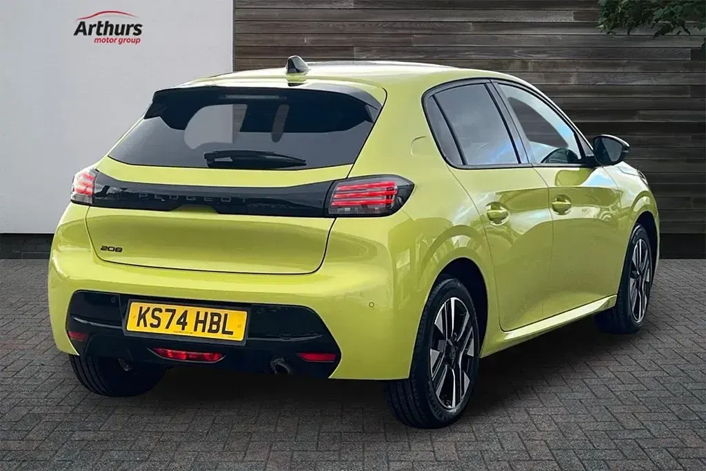 Used Peugeot 208 Allure 100 HP (73 kW) 2024 Yellow Hatchback
