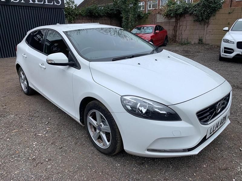 Used Volvo V40 115 HP (84 kW) 2014 White Hatchback