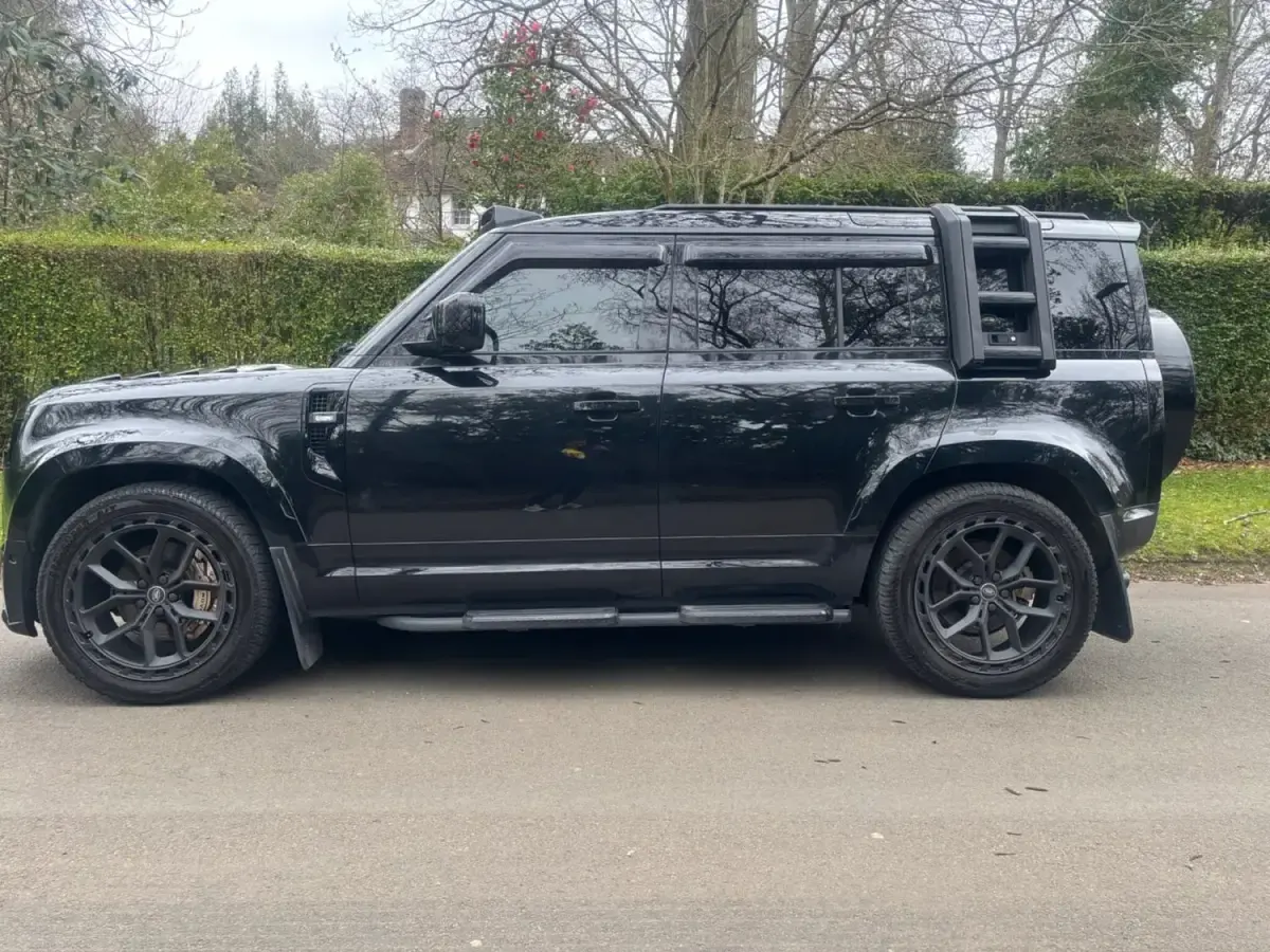 Usado Land Rover Defender SE Dynamic 2023 Preto SUV