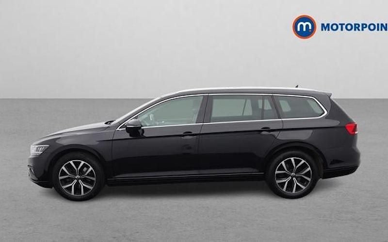 Begagnad VW Passat SEL 150 HK (110 kW) 2022 Svart Kombi