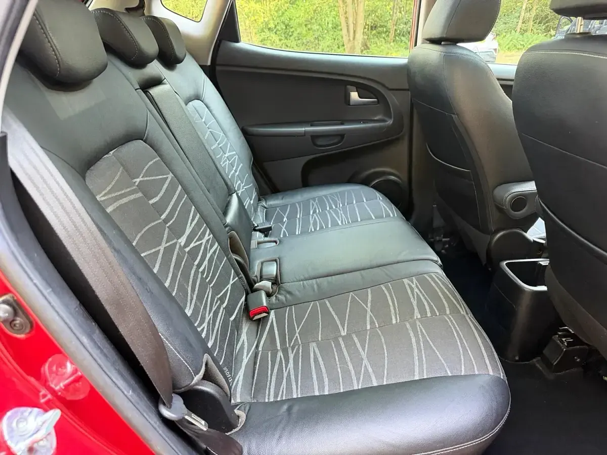 Used Kia Venga 128 HP (94 kW) 2015 Red Hatchback
