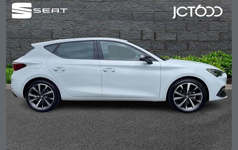 Used Seat Leon FR Sport 148 HP (108 kW) 2025 White Hatchback