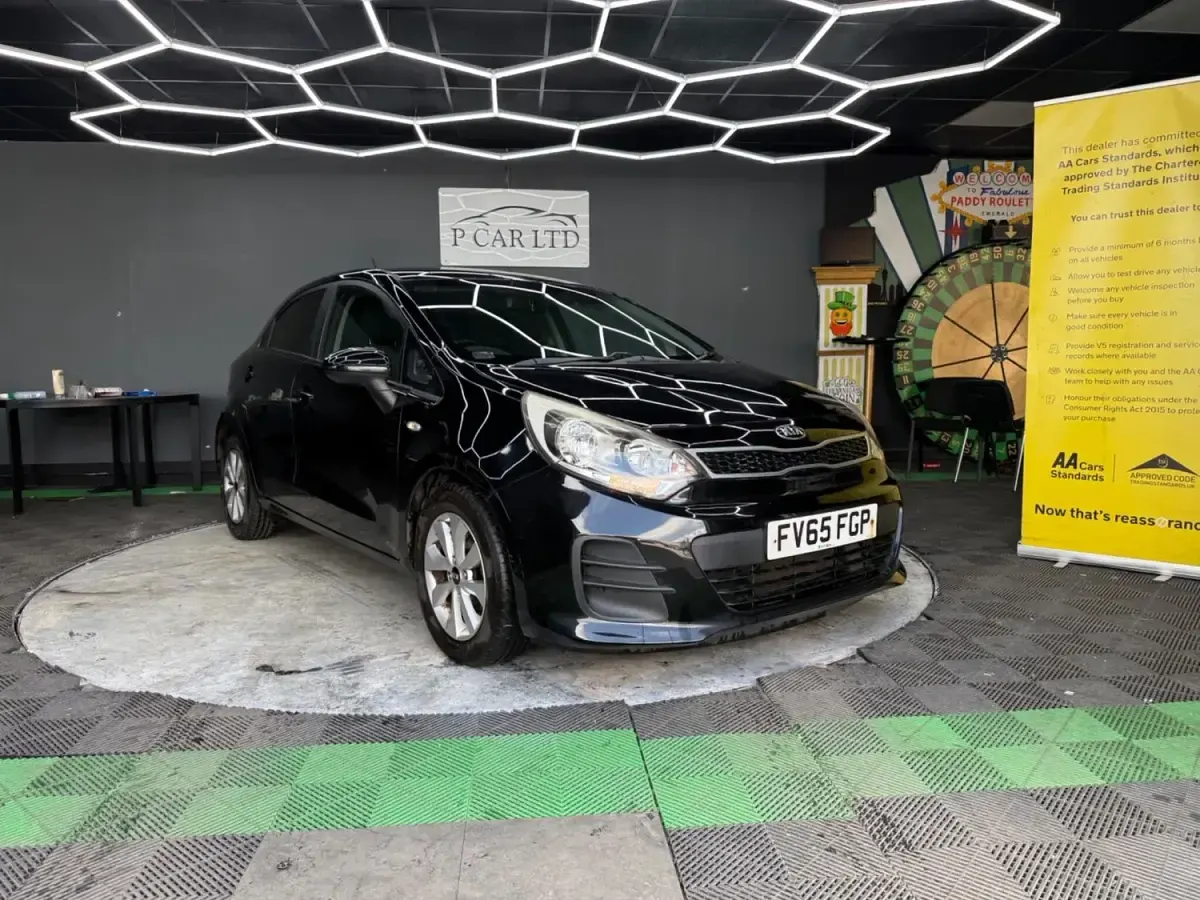 Begagnad Kia Rio 2015 Svart Halvkombi