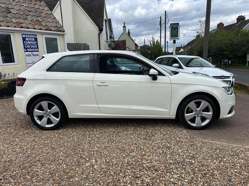 Begagnad Audi A3 Sport 140 HK (102 kW) 2014 Vit Halvkombi