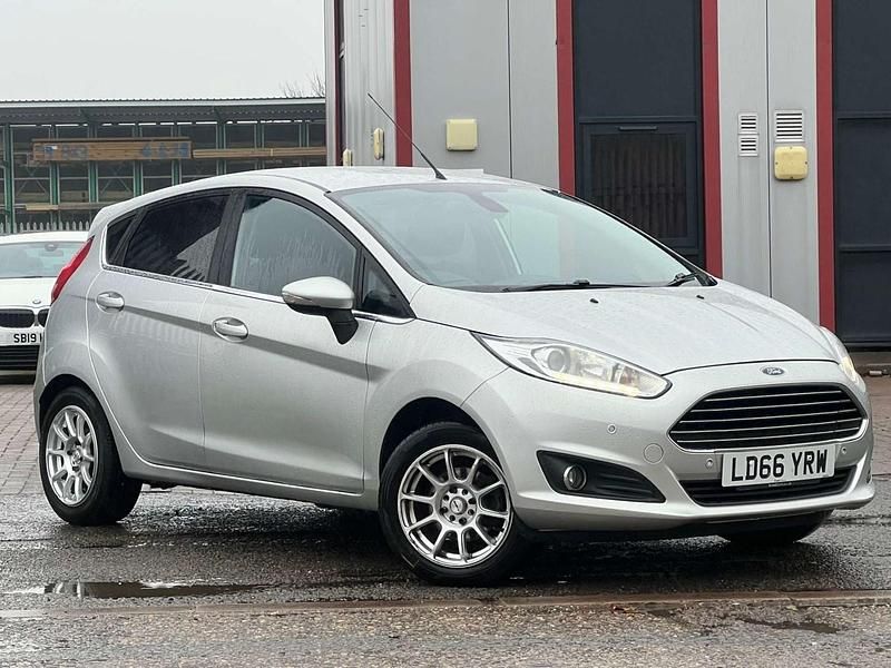 Used Ford Fiesta Titanium 125 HP (91 kW) 2016 Silver Hatchback