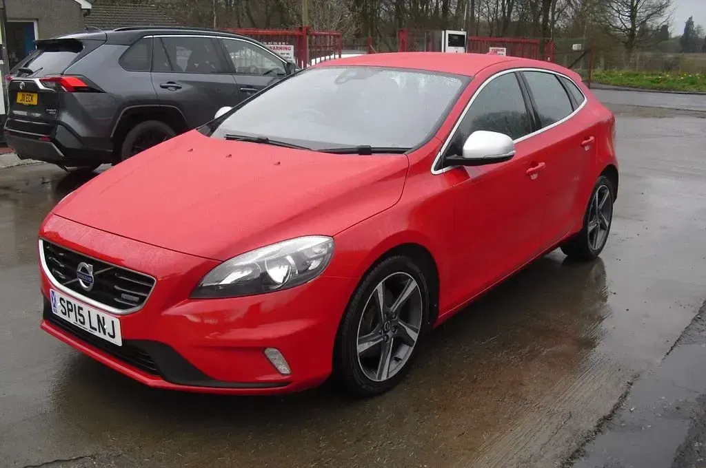 Used Volvo V40 R-Design 120 HP (88 kW) 2015 Red Hatchback