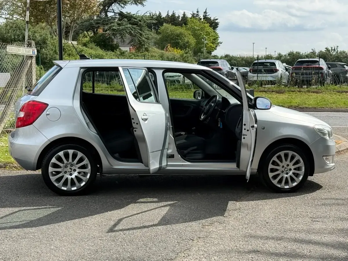 Begagnad Skoda Fabia Elegance 105 HK (77 kW) 2014 Silver Halvkombi