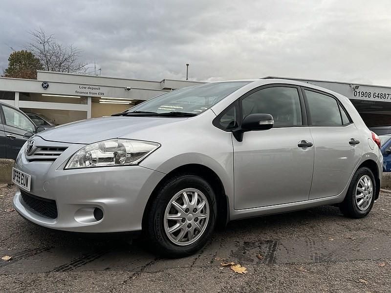 Silver Used 2010 Toyota Auris T2 Hatchback | £3,599 (Fair price) - Image 1/4