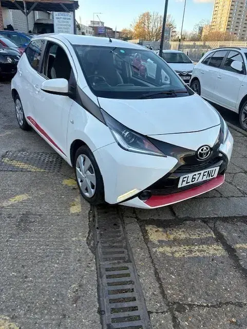 Usado Toyota Aygo X-play 68 HP (50 kW) 2017 Branco Citadino