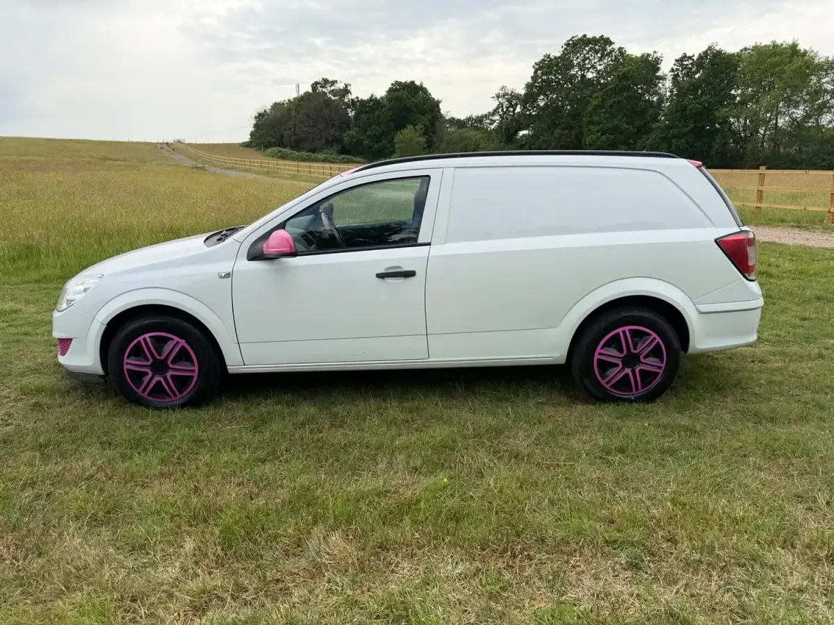Used Vauxhall Astra Club 108 HP (79 kW) 2012 White Van