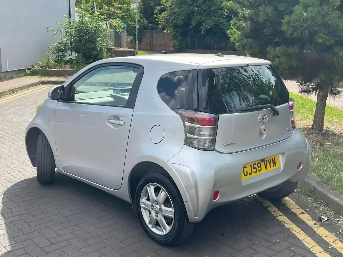 Used Toyota iQ 68 HP (50 kW) 2009 Silver Hatchback