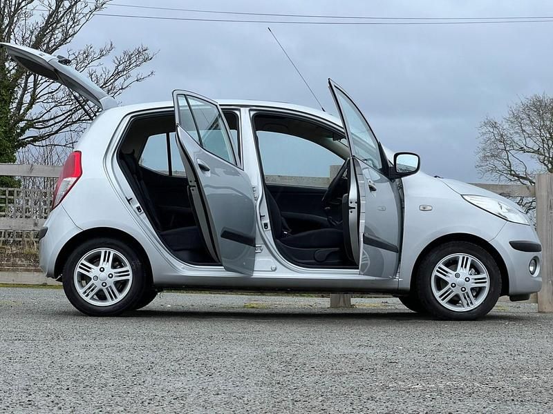 Used Hyundai i10 Comfort 77 HP (56 kW) 2010 Silver Hatchback