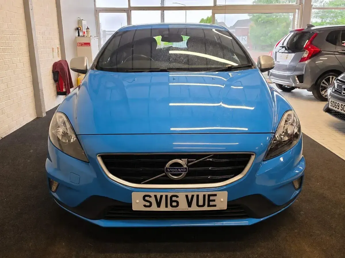 Used Volvo V40 R-Design 122 HP (89 kW) 2016 Blue Hatchback