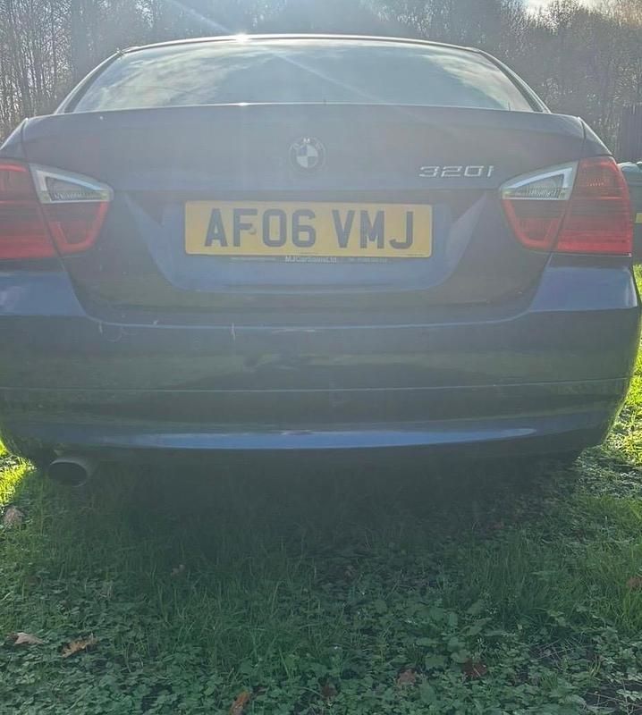 Begagnad BMW 320 2006 Blå Sedan
