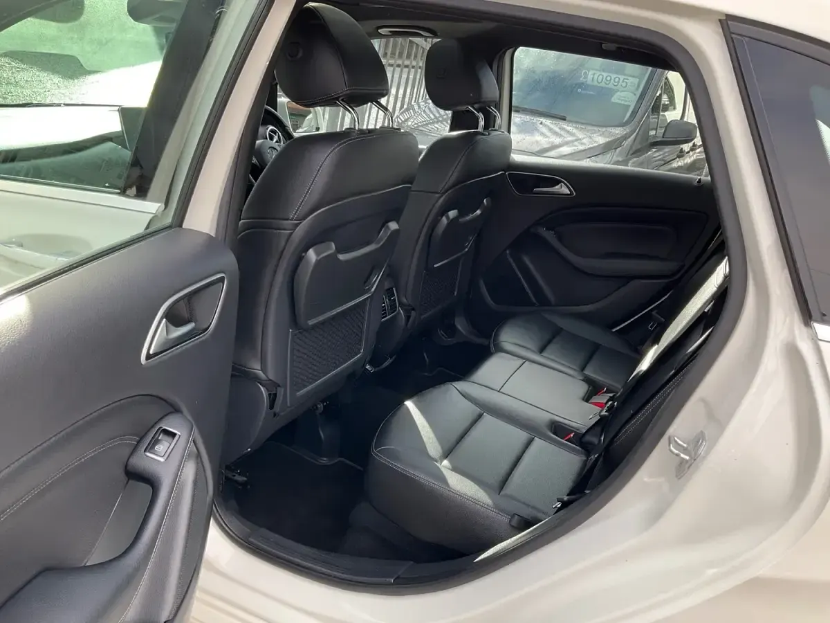 Used Mercedes B200 Premium Plus 2016 White Hatchback