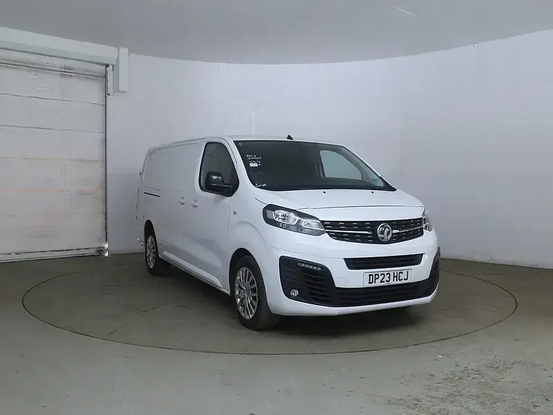 Second-hand Vauxhall Vivaro 100 CP (73 kW) 2023 Alb Monovolum