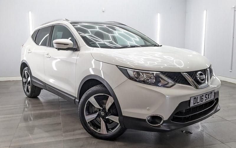 Used Nissan Qashqai N-Connecta 110 HP (80 kW) 2016 White SUV