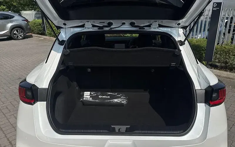 Used Lexus LBX 136 HP (100 kW) 2024 White SUV