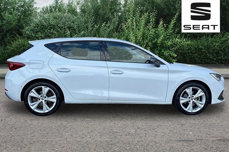 Begagnad Seat Leon FR 150 HK (110 kW) 2024 Vit Halvkombi