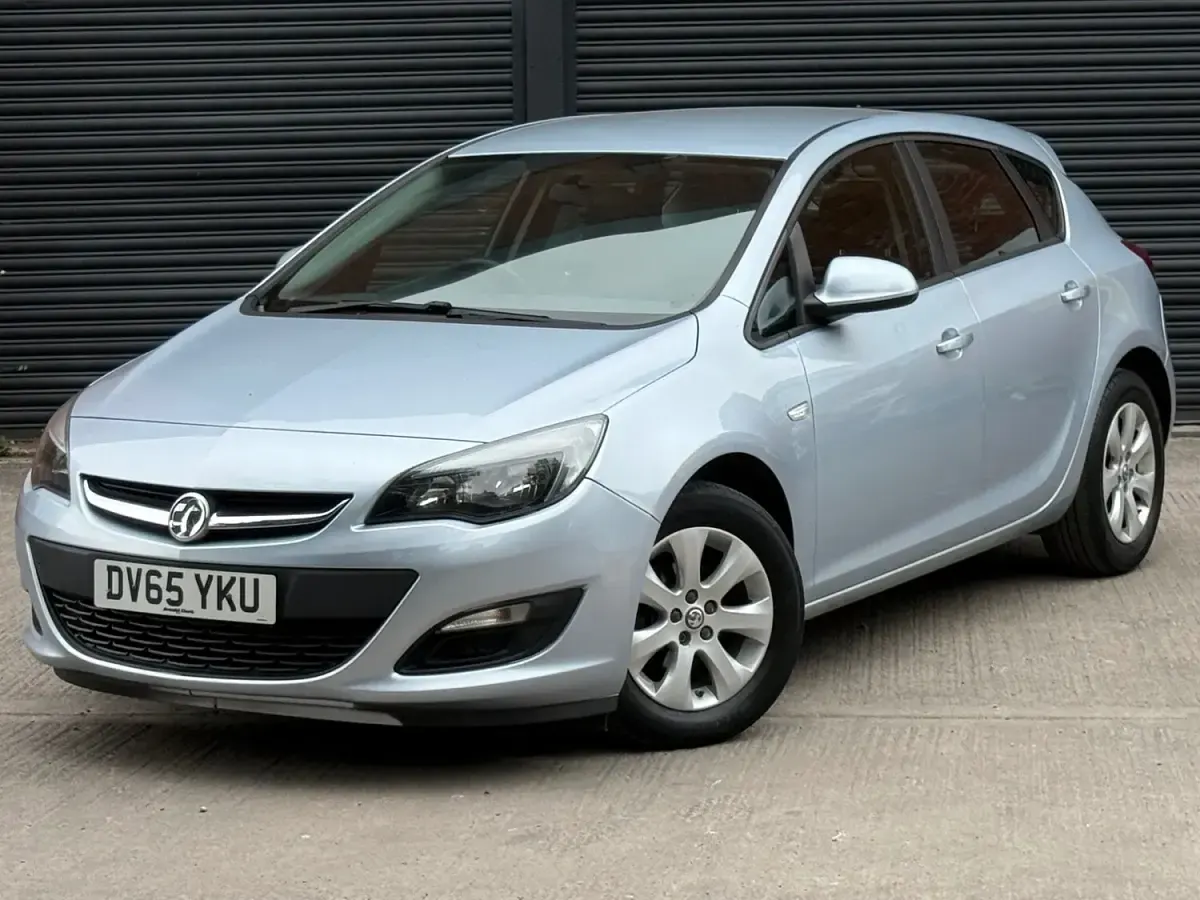 Used Vauxhall Astra Design Edition 98 HP (72 kW) 2015 Silver Hatchback