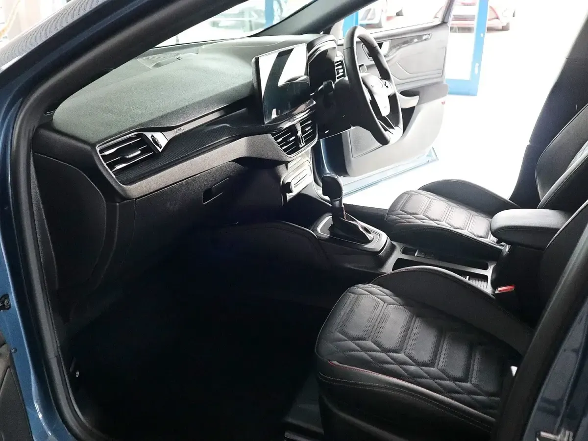 Used Ford Focus ST-Line X 125 HP (91 kW) 2024 Blue Estate