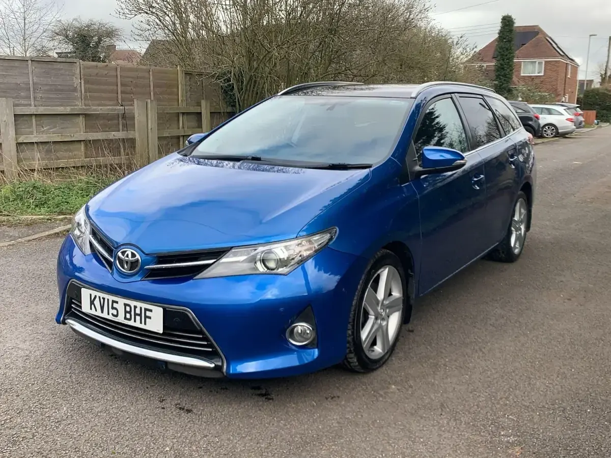 Used Toyota Auris 90 HP (66 kW) 2015 Blue Estate