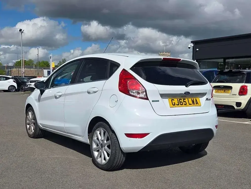 Used Ford Fiesta Titanium 100 HP (73 kW) 2015 White Hatchback