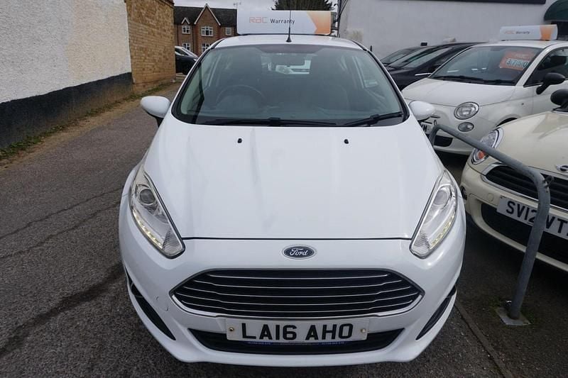Used Ford Fiesta Zetec 82 HP (60 kW) 2016 White Hatchback