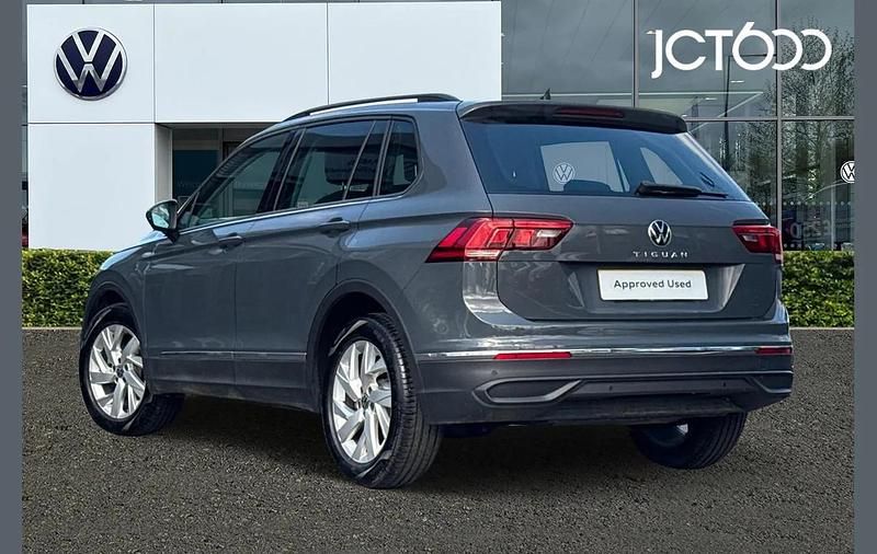Usado VW Tiguan Life 150 HP (110 kW) 2024 Cinzento SUV