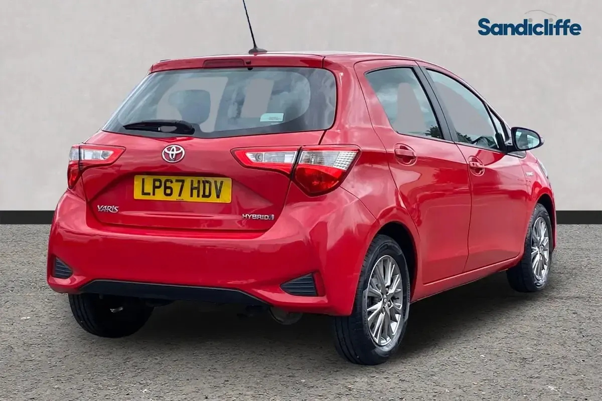 Used Toyota Yaris 100 HP (73 kW) 2020 Red Hatchback