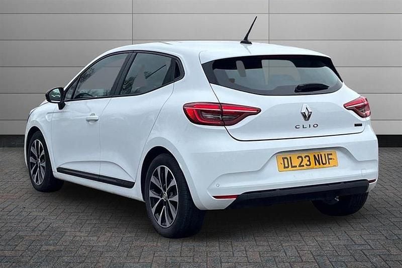 Used Renault Clio V Evolution 145 HP (106 kW) 2023 Glacier white Hatchback