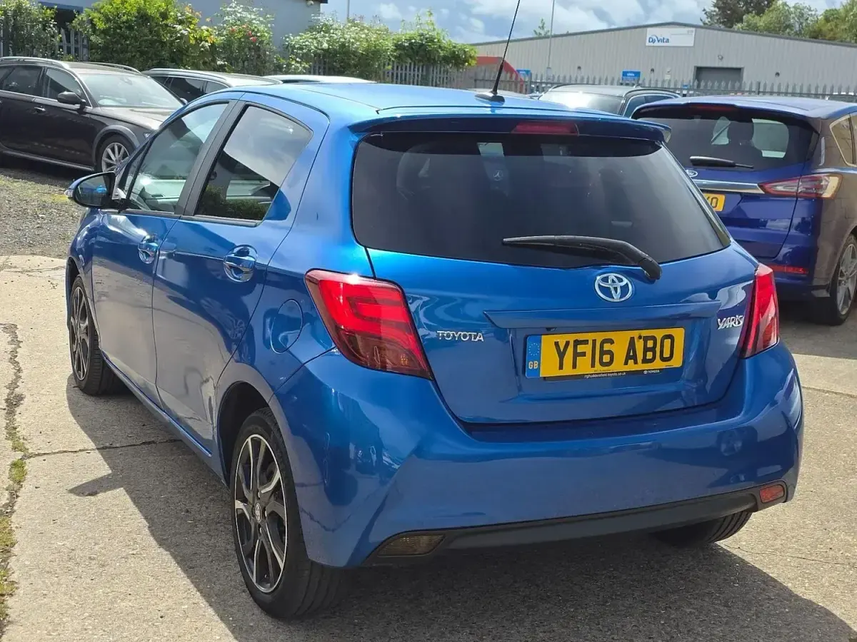 Gebraucht Toyota Yaris Design 99 PS (72 kW) 2016 Blau Kleinwagen