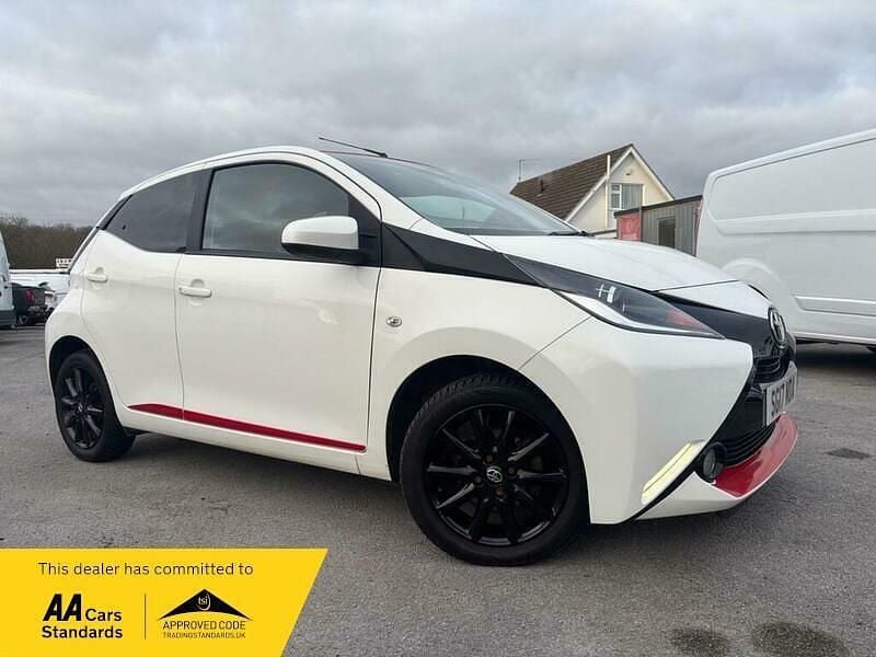 Used Toyota Aygo x-press 68 HP (50 kW) 2017 White Hatchback