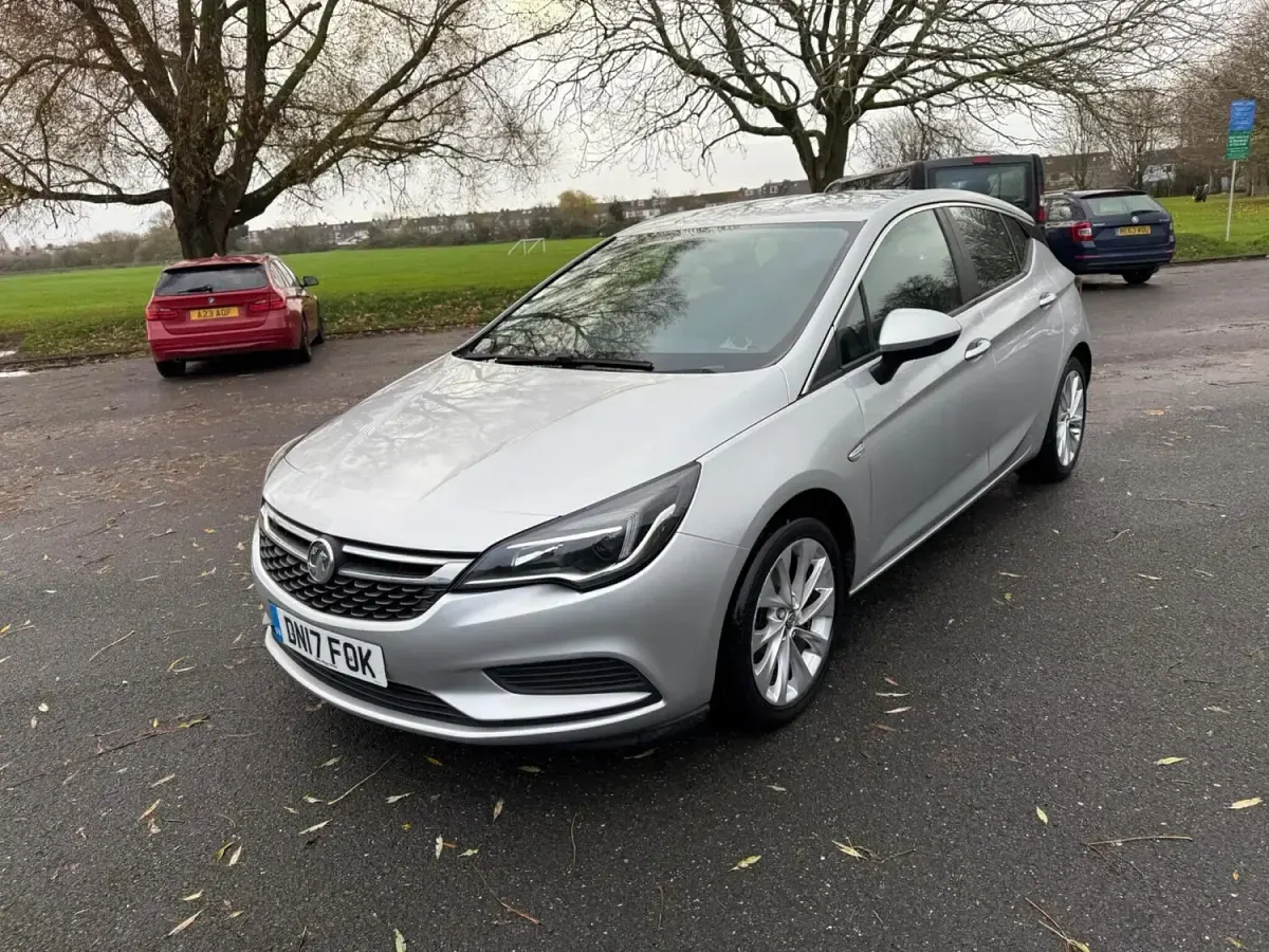 Used Vauxhall Astra Design Edition 125 HP (91 kW) 2017 Silver Hatchback