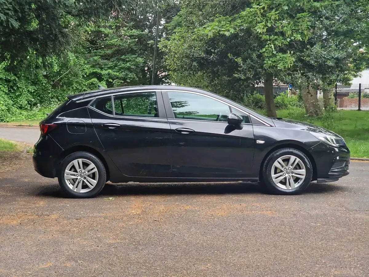 Used Vauxhall Astra 100 HP (73 kW) 2017 Black Hatchback