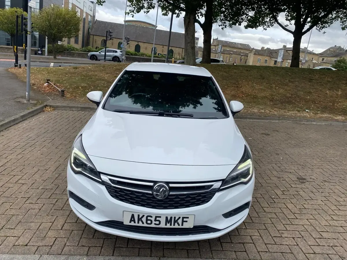 Used Vauxhall Astra SRi 2015 White Hatchback