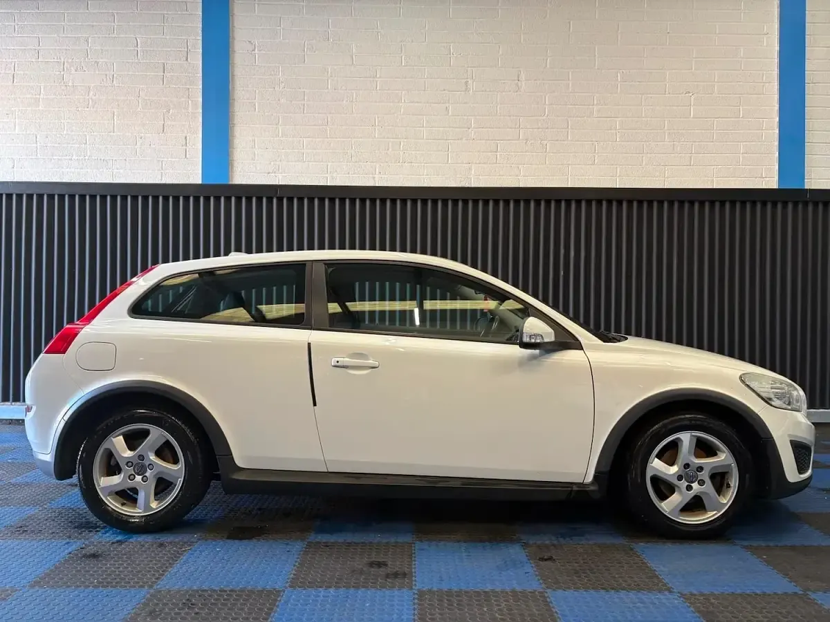 Used Volvo C30 100 HP (73 kW) 2010 White Hatchback