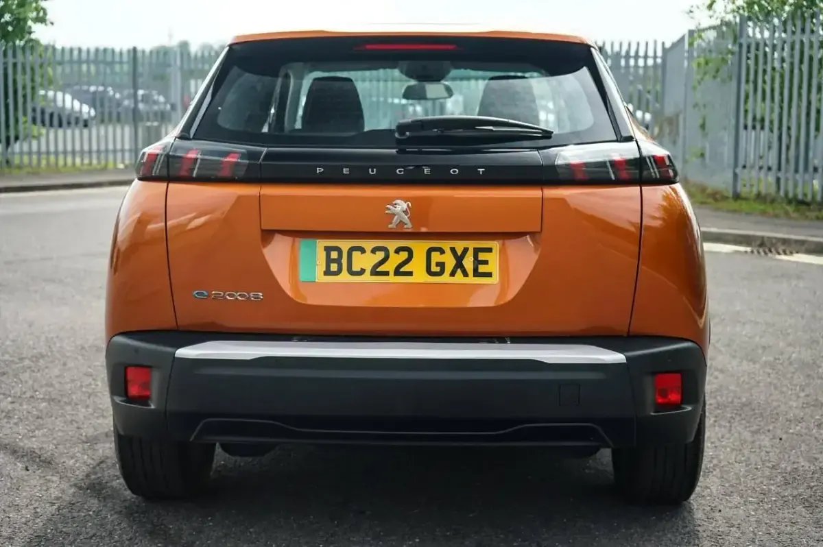 Gebraucht Peugeot e-2008 Active Premium 100 kW (136 PS) 2022 Orange SUV