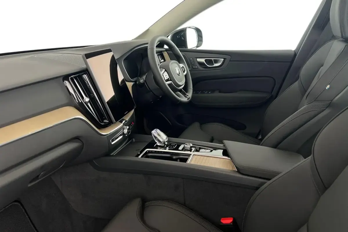 New Volvo XC60 Plus 250 HP (183 kW) 2026 Green SUV