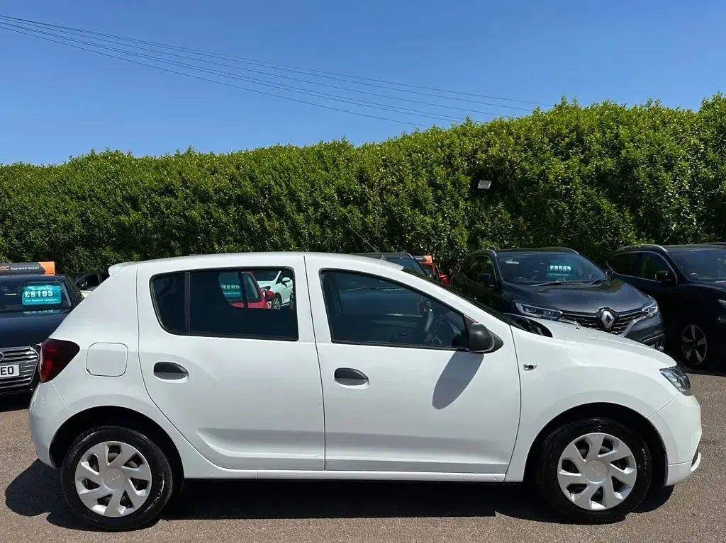 Used Dacia Sandero Ambiance 75 HP (55 kW) 2017 White Hatchback