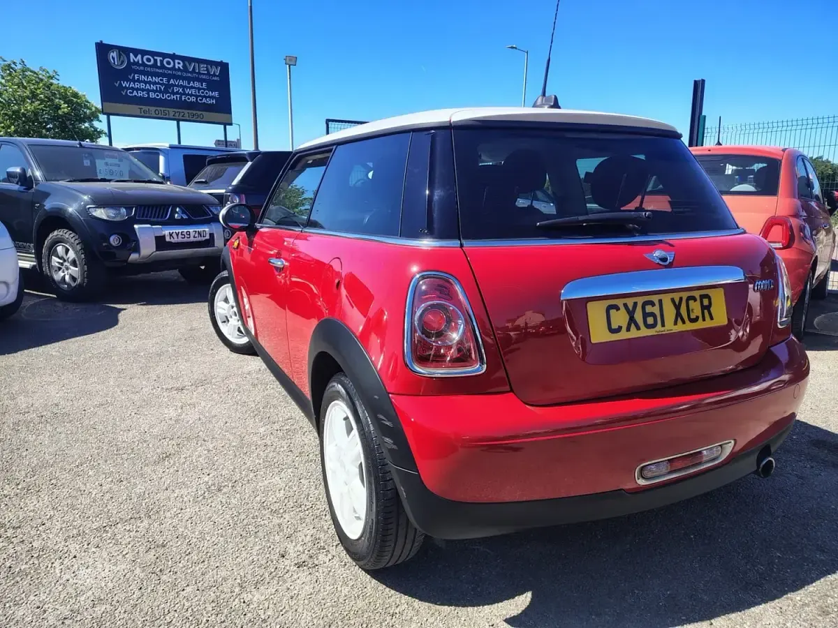 Begagnad Mini Cooper Hatch 122 HK (89 kW) 2011 Röd Halvkombi