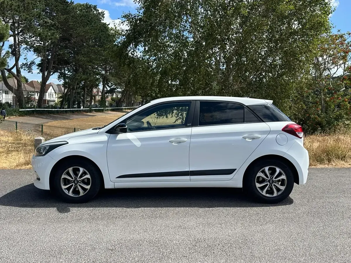Used Hyundai i20 GO! 84 HP (61 kW) 2018 White Hatchback