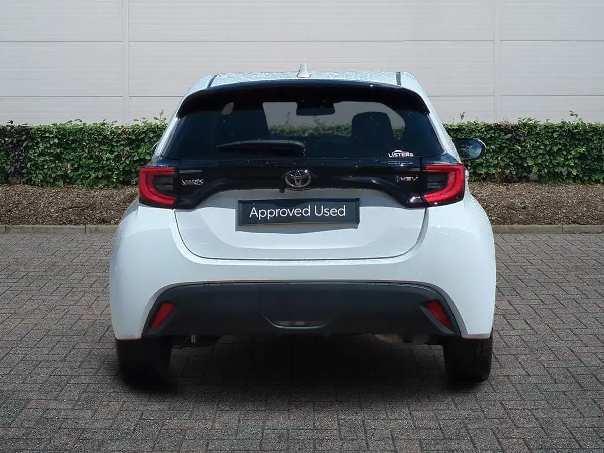 Used Toyota Yaris Design 116 HP (85 kW) 2024 White Hatchback