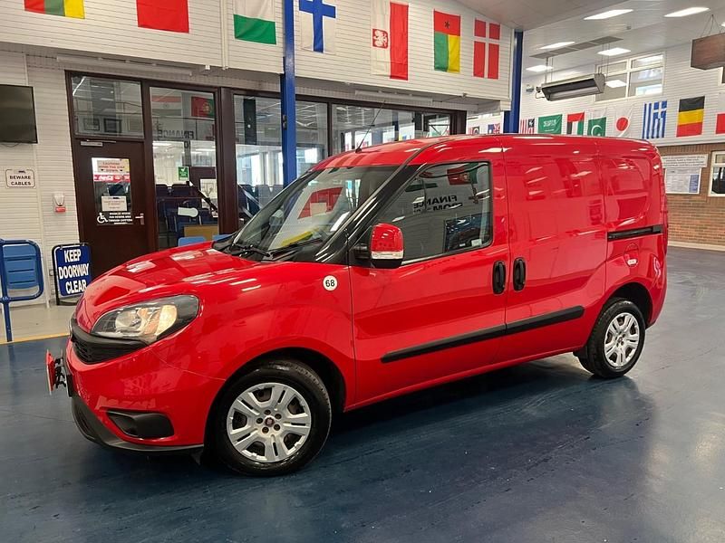 Used Fiat Doblò 95 HP (69 kW) 2018 Red MPV