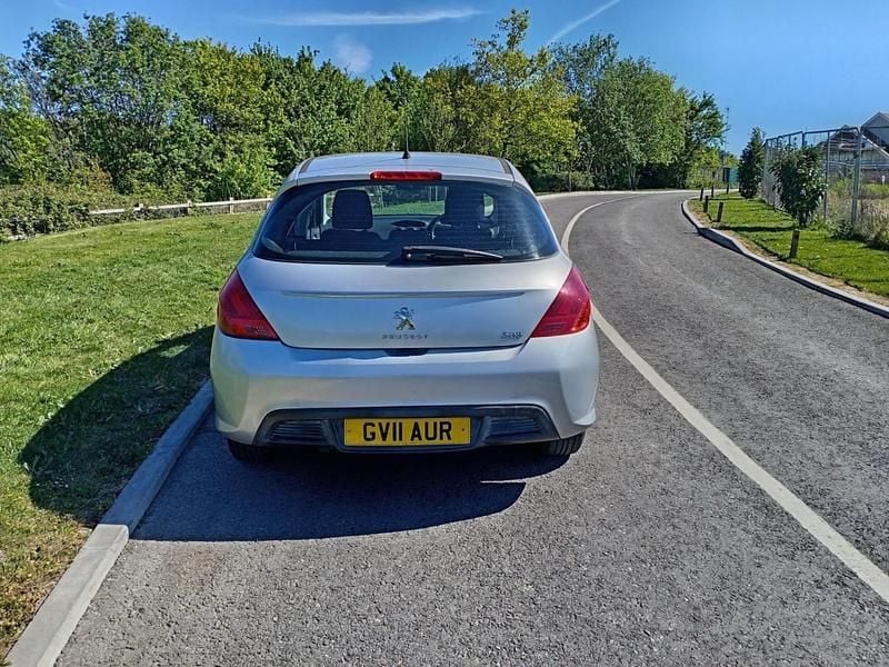 Begagnad Peugeot 308 Access 92 HK (67 kW) 2011 Silver Halvkombi