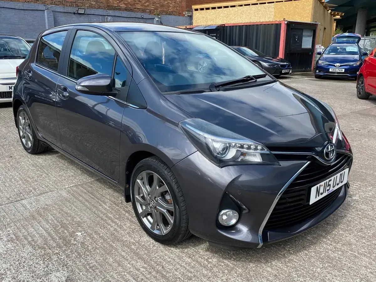 Used Toyota Yaris 99 HP (72 kW) 2015 Grey Hatchback